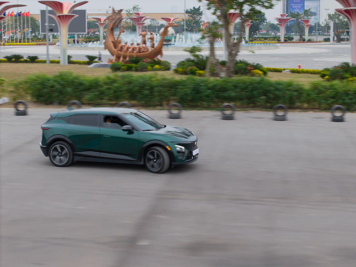 VF 9 trên đường thử lý tưởng của Trung tâm Triển lãm Việt Nam tại Vietnam Mobility Show 2025