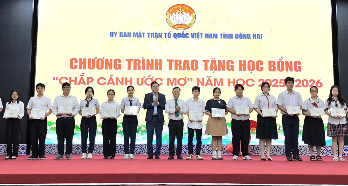 Chương trình học bổng cho học sinh, sinh viên hướng đến mục tiêu đảm bảo an sinh xã hội và không để ai bị bỏ lại phía sau. Ảnh; H.T