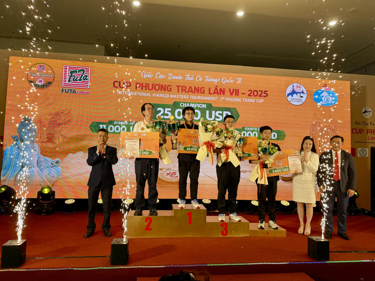 4 kỳ thủ có thành tích cao nhất tại giải: Hứa Văn Chương, Nguyễn Thành Bảo, Hoa Thần Hạo và Vương Gia Thụy. Ảnh: Nguyễn Tú.