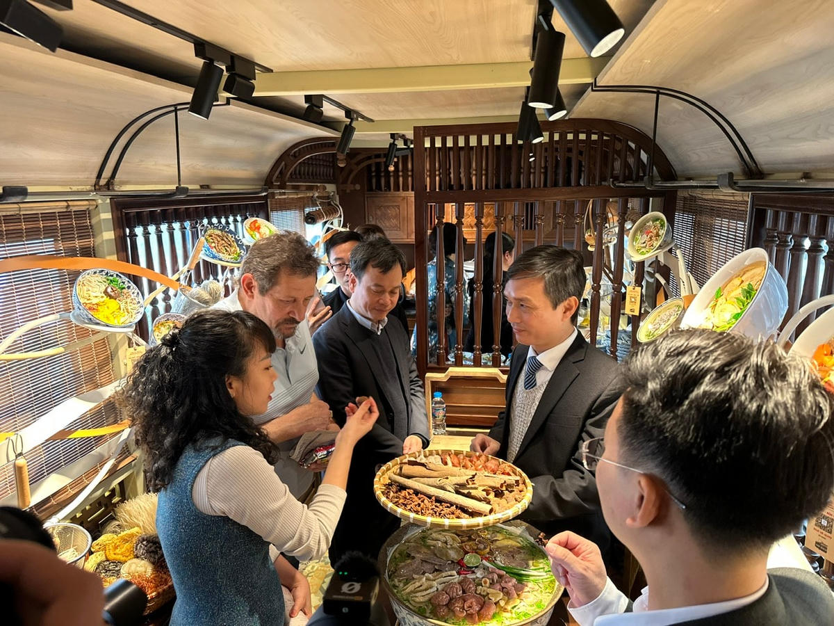 Du khách tìm hiểu cách nấu phở tại Toa Phở - Bún - Sợi. 	Ảnh: Hoàng Lân.