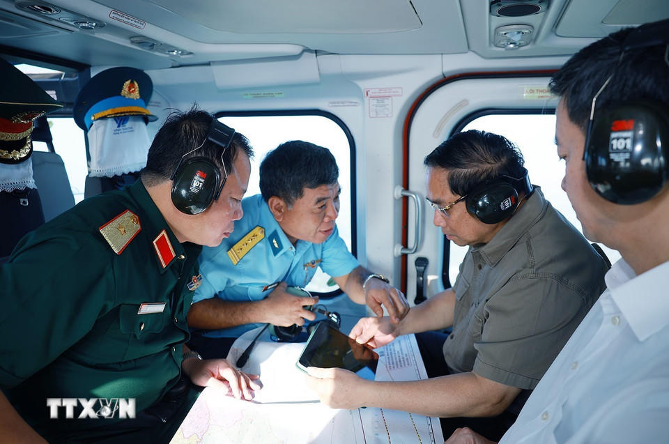 Thủ tướng Phạm Minh Chính thị sát, kiểm tra tuyến đường bộ cao tốc Cà Mau-Đất Mũi, tuyến giao thông ra đảo Hòn Khoai và Cảng tổng hợp lưỡng dụng Hòn Khoai từ trực thăng. (Ảnh: Dương Giang/TTXVN).