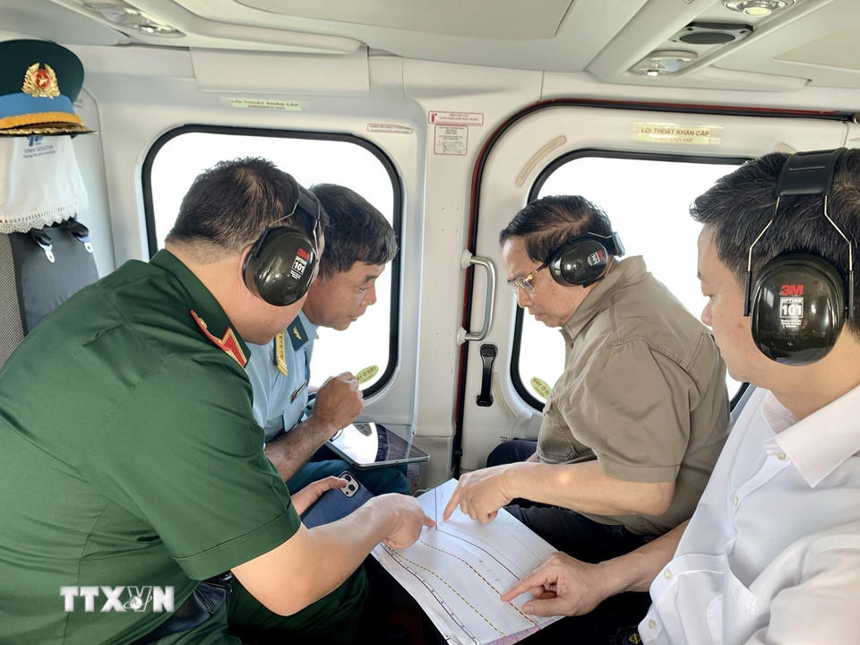 Sáng 28/12, Thủ tướng Phạm Minh Chính đi thị sát, kiểm tra tiến độ thi công tuyến đường bộ cao tốc Cà Mau-Đất Mũi, tuyến giao thông ra đảo Hòn Khoai và Cảng tổng hợp lưỡng dụng Hòn Khoai thuộc xã Đất Mũi, tỉnh Cà Mau. (Ảnh: Dương Giang/TTXVN).