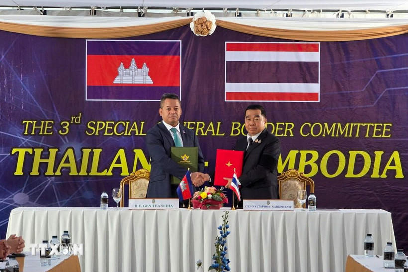 Đại tướng, Bộ trưởng Quốc phòng Thái Lan Natthaphon Narkphanit (phải) và Đại tướng Tea Seiha, Phó Thủ tướng kiêm Bộ trưởng Quốc phòng Campuchia tại lễ ký thoả thuận ngừng bắn, ở tỉnh Chanthaburi (Thái Lan) ngày 27/12/2025. (Ảnh: AA/TTXVN).