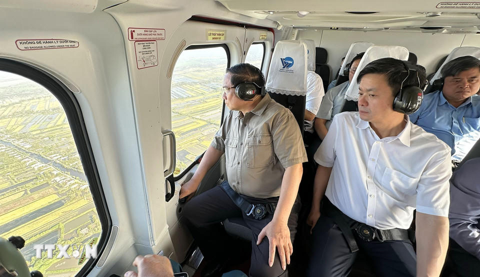 Thủ tướng Phạm Minh Chính thị sát, kiểm tra tuyến đường bộ cao tốc Cà Mau-Đất Mũi, tuyến giao thông ra đảo Hòn Khoai và Cảng tổng hợp lưỡng dụng Hòn Khoai từ trực thăng. (Ảnh: Dương Giang/TTXVN).