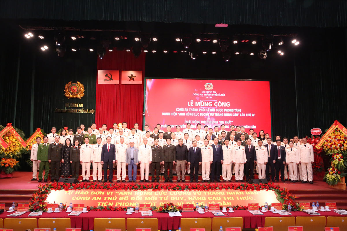 Các đại biểu chụp ảnh lưu niệm tại Lễ mừng công.