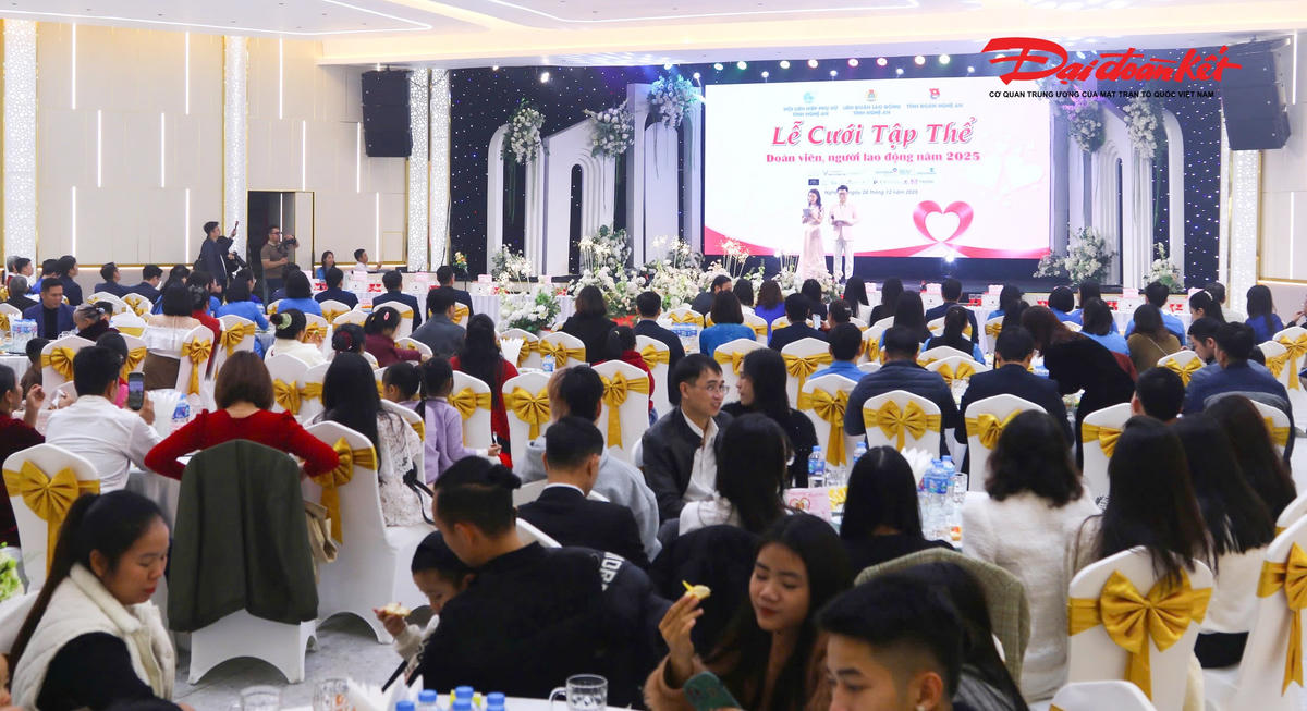 Toàn cảnh Lễ cưới tập thể cho 11 cặp đôi do Liên đoàn Lao động Nghệ An tổ chức. Ảnh: ĐB