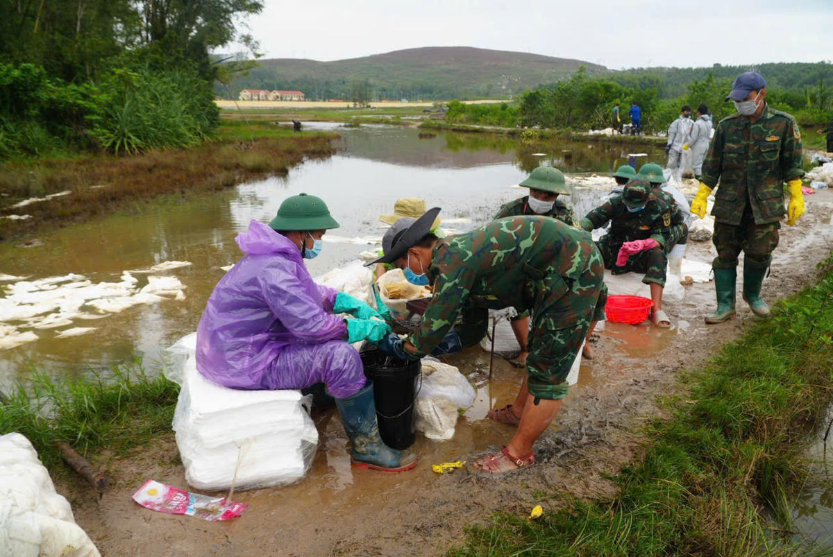 Lực lượng chức năng đang khắc phục sự cố tràn dầu ra môi trường. Ảnh: CV.