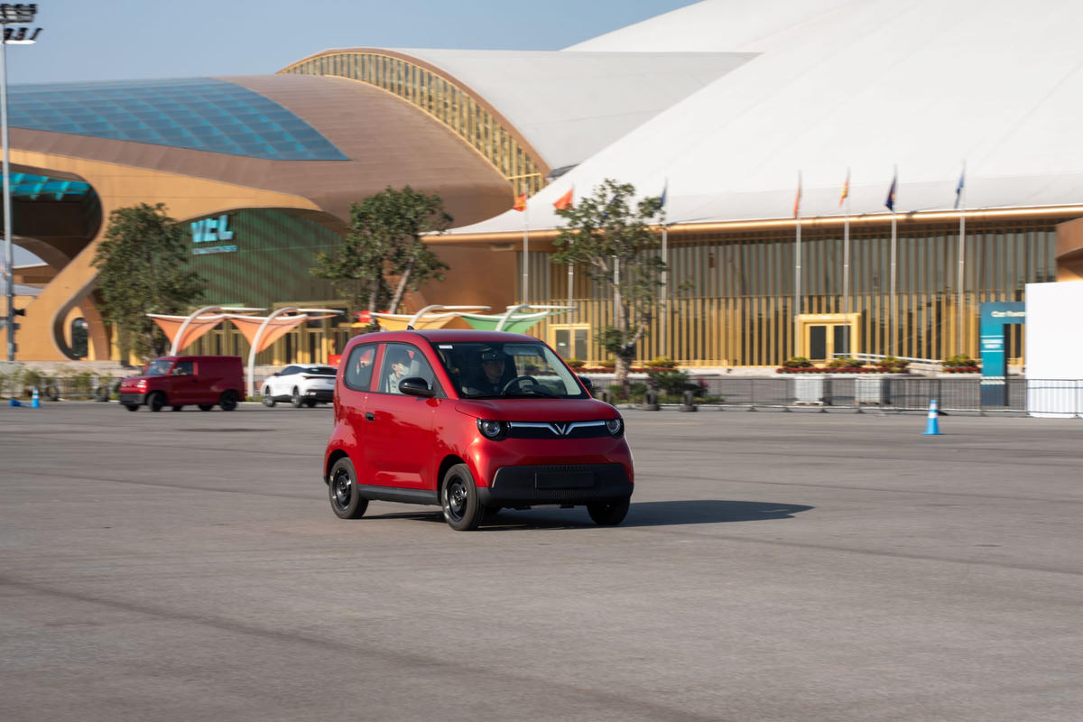 Giới chuyên gia xe và khách hàng lái thử bất ngờ với độ đầm chắc của Minio Green.