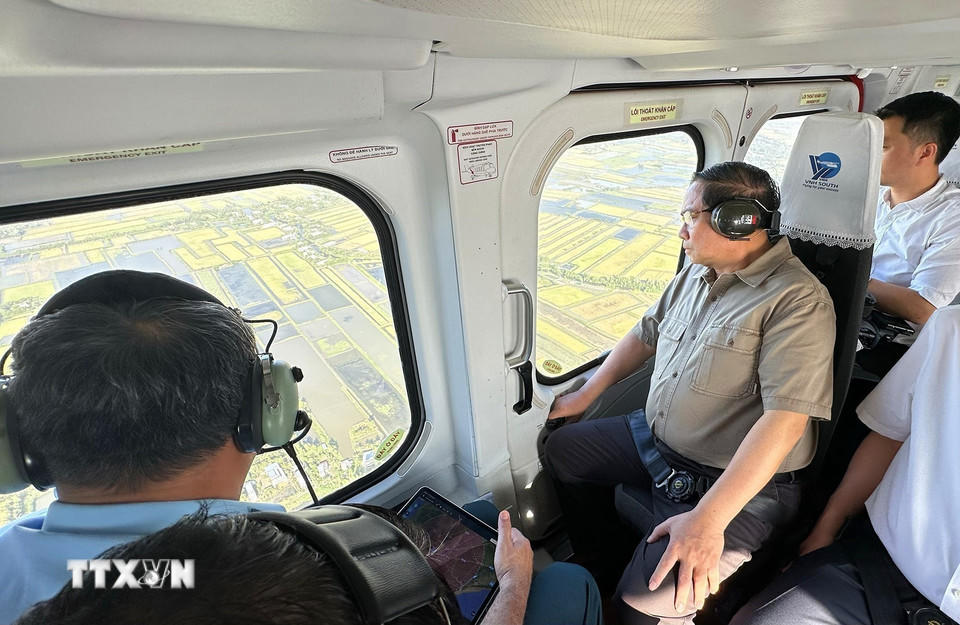 Thủ tướng Phạm Minh Chính thị sát tuyến đường bộ cao tốc Cà Mau-Đất Mũi, tuyến giao thông ra đảo Hòn Khoai và Cảng tổng hợp lưỡng dụng Hòn Khoai từ trực thăng. (Ảnh: Dương Giang/TTXVN).