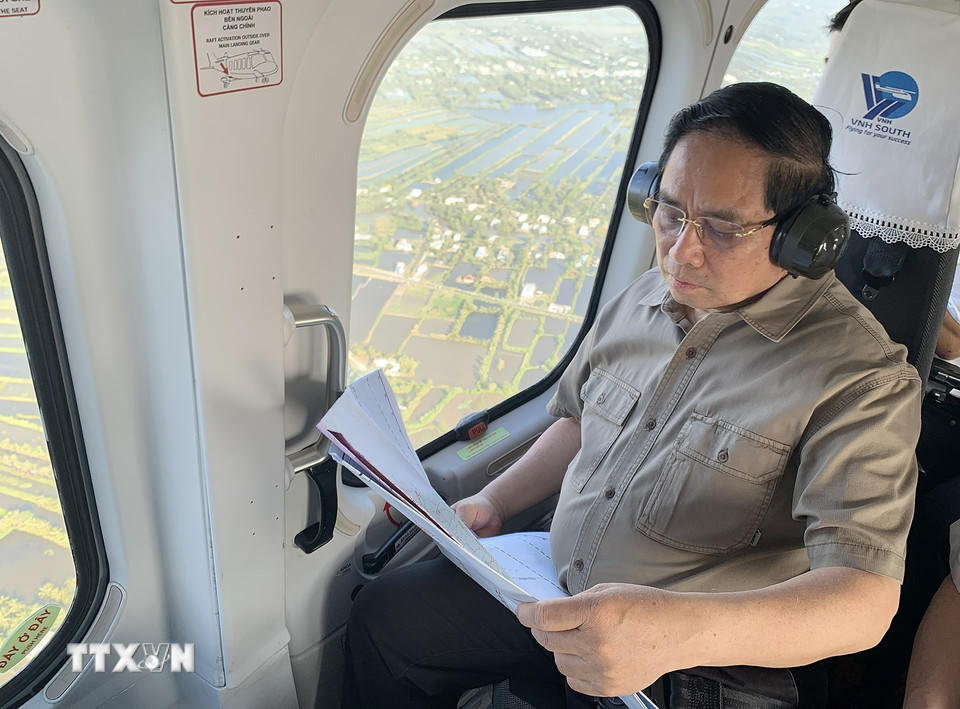 Thủ tướng Phạm Minh Chính thị sát tuyến đường bộ cao tốc Cà Mau-Đất Mũi, tuyến giao thông ra đảo Hòn Khoai và Cảng tổng hợp lưỡng dụng Hòn Khoai từ trực thăng. (Ảnh: Dương Giang/TTXVN).