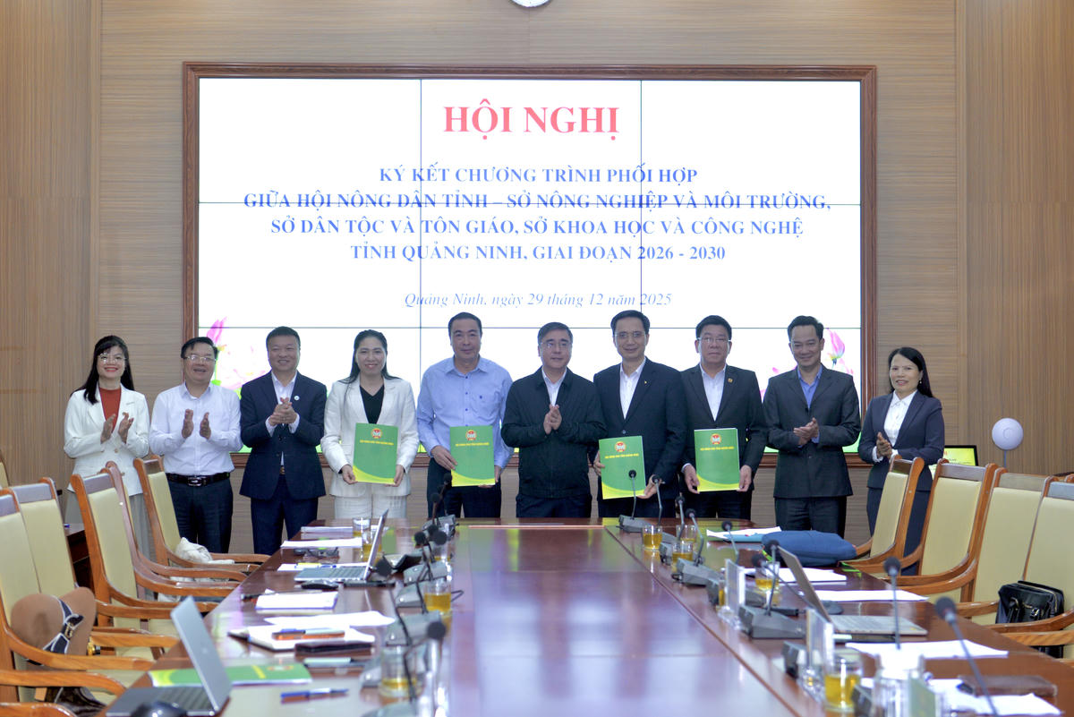 Ông Nguyễn Chí Thành, Uỷ viên Ban Thường vụ Tỉnh uỷ, Phó Chủ tịch Thường trực Uỷ ban MTTQ Việt Nam tỉnh Quảng Ninh chúc mừng Hội Nông dân tỉnh và các Sở thành công ký kết Chương trình phối hợp giai đoạn 2026 - 2030.