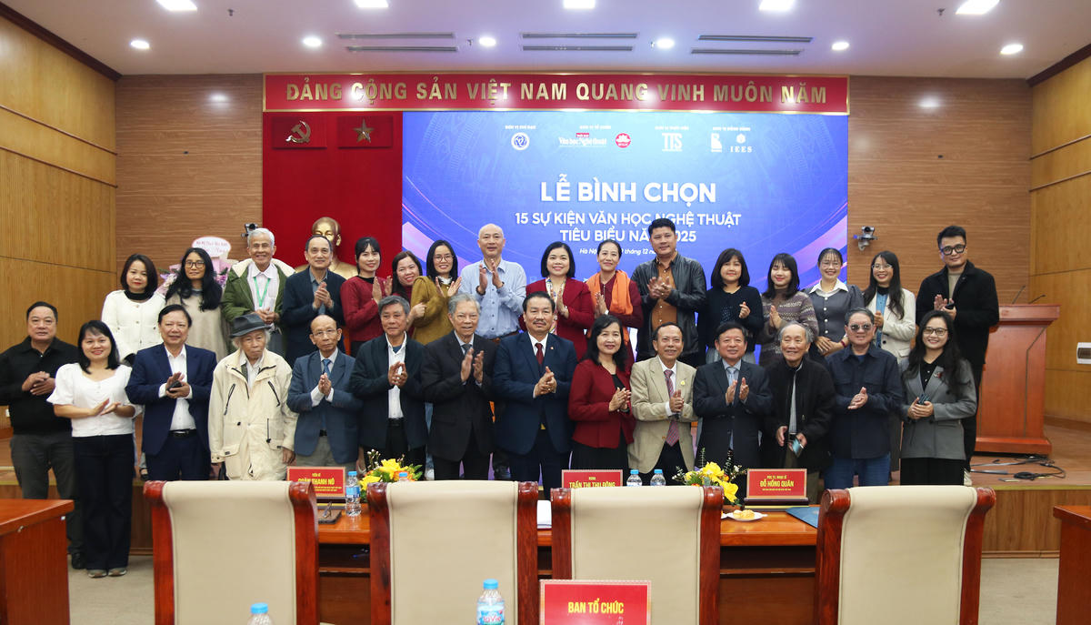 Các đại biểu chụp ảnh lưu niệm tại buổi lễ.