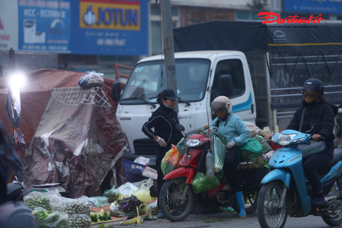 Anh N.T người dân sinh sống ngay gần cầu Mai Lĩnh cho biết, tình trạng họp chợ cóc đã diễn ra từ lâu, nhưng chỉ “lắng xuống” khi có lực lượng chức năng kiểm tra, sau đó lại tái diễn.