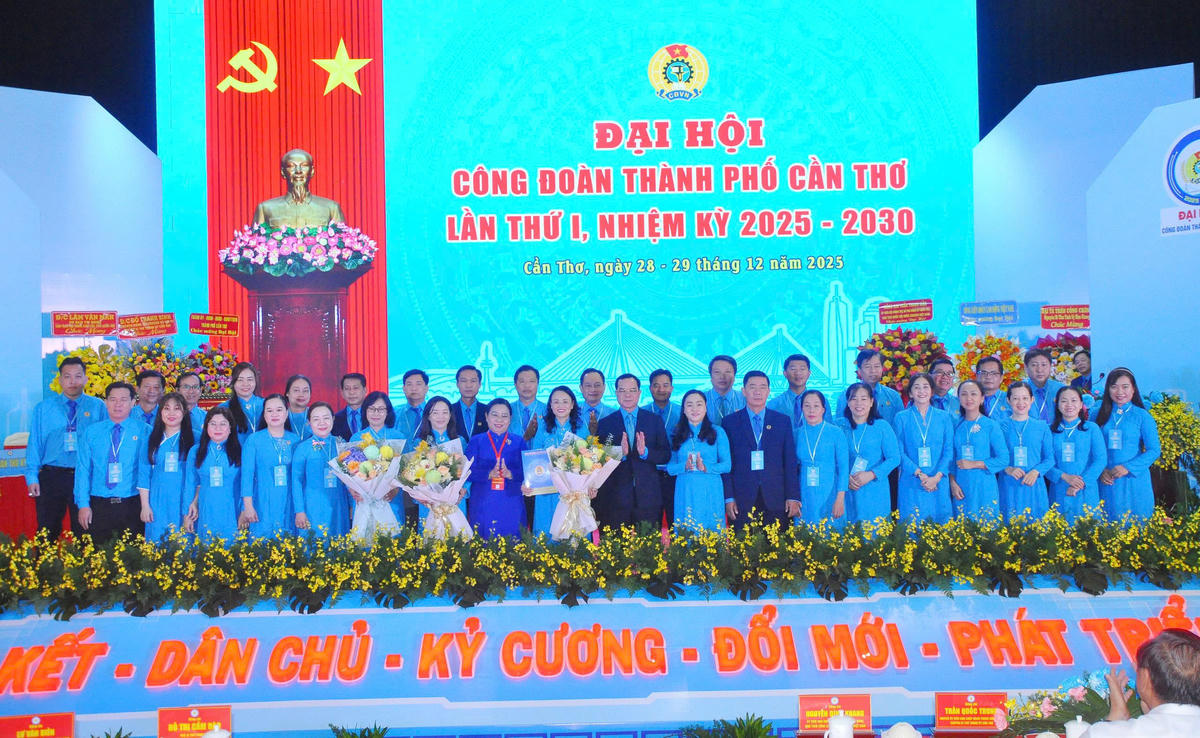 Ban chấp hành LĐLĐ thành phố Ra mắt Đại hội. Ảnh Văn Dương&nbsp;