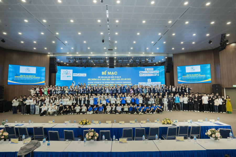 Đại biểu cùng sinh viên chụp ảnh lưu niệm tại Hội thảo.