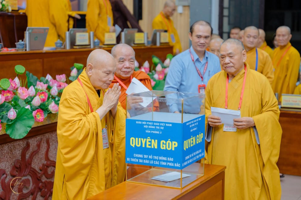 Hội đồng Trị sự Giáo hội Phật giáo Việt Nam phát động đợt vận động cứu trợ đồng bào các tỉnh phía Bắc và miền Trung chịu thiệt hại nặng nề do mưa lũ. Ảnh: GHPGVN