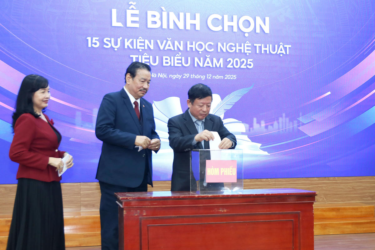 Các đại biểu tiến hành bỏ phiếu&nbsp;bình chọn 15 sự kiện Văn học nghệ thuật tiêu biểu năm 2025.