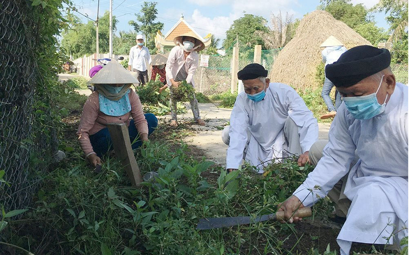 Tín đồ đạo Cao Đài cùng người dân làm vệ sinh, tạo cảnh quan môi trường.