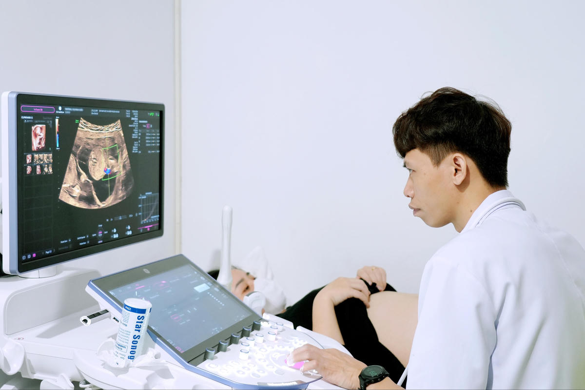 ThS.BS Hoàng Văn Khanh, Bệnh viện Nam học và Hiếm muộn Hà Nội siêu âm thai cho bệnh nhân.