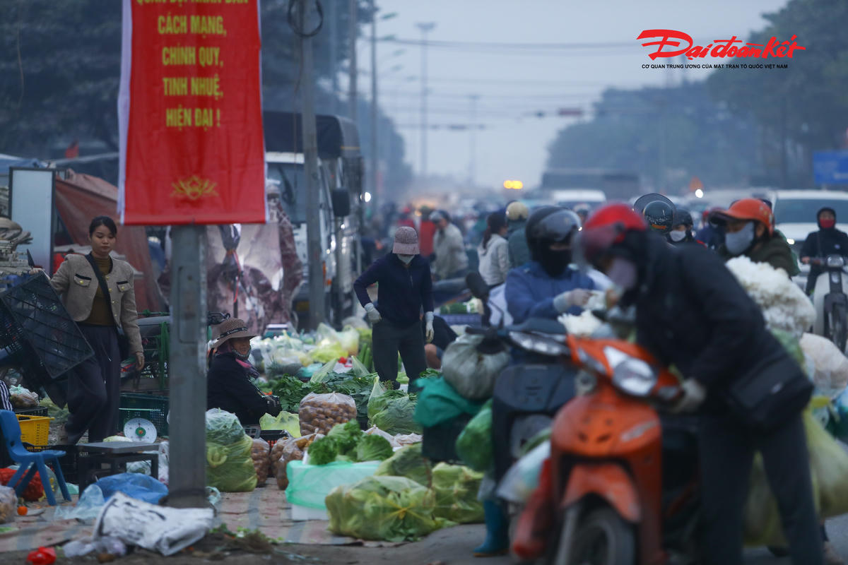 “Chợ họp ngay dưới lòng đường, xe cộ đông mà người bán, người mua cứ chen nhau. Có hôm chỉ cần sơ sẩy là xảy ra tai nạn”, anh N.T nói.