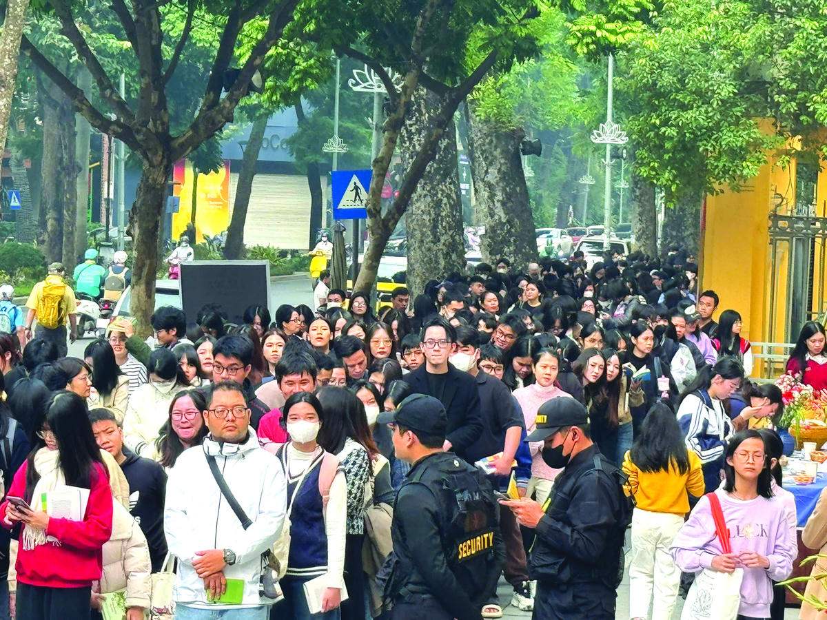 Độc giả xếp hàng xin chữ ký mỗi lần nhà văn Nguyễn Nhật Ánh ra sách mới. Ảnh: Thư Hoàng.