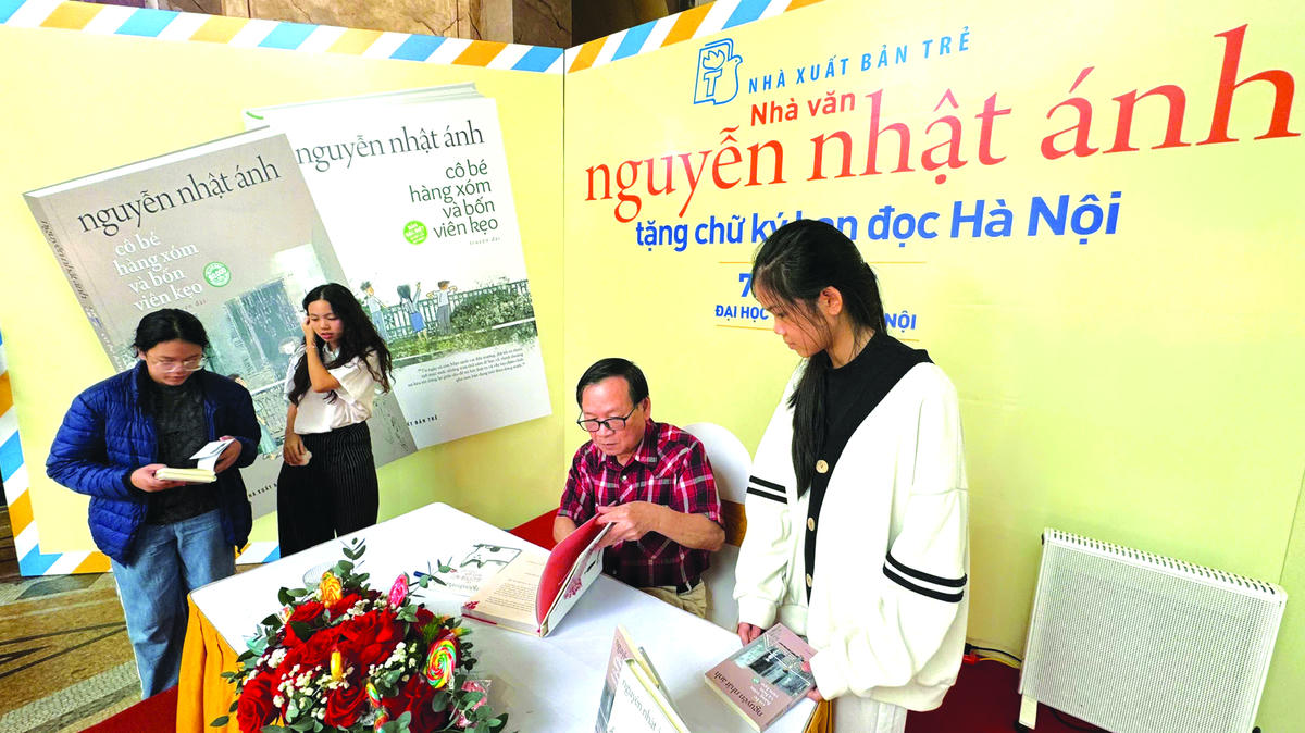 Nhà văn Nguyễn Nhật Ánh tại buổi giao lưu tặng chữ ký bạn đọc tại Hà Nội, nhân dịp cuốn sách “Cô bé hàng xóm và bốn viên kẹo” ra mắt, 12/2025. Ảnh: Thư Hoàng.