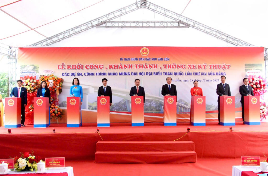 Các đại biểu ấn nút khởi công 12 dự án mới. Ảnh: QMG