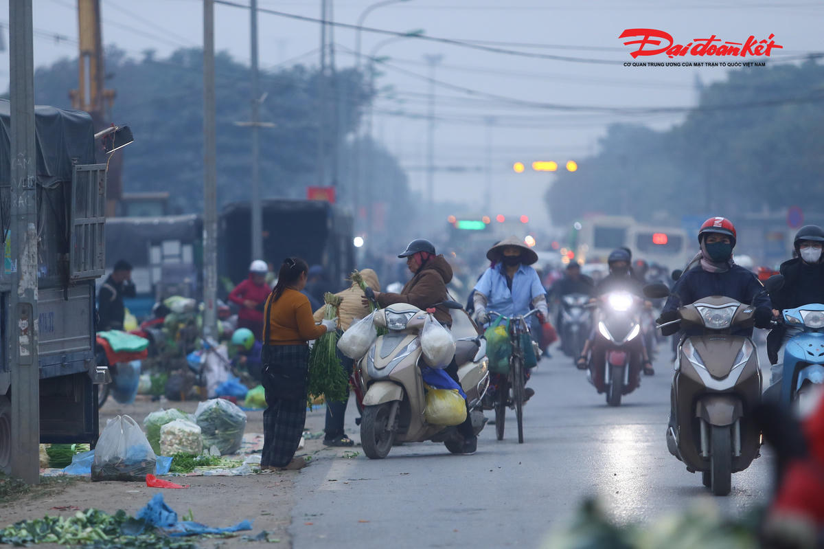 Khu vực gần chân cầu Mai Lĩnh vốn có mật độ phương tiện lớn, gồm xe máy, ô tô cá nhân và xe tải nhỏ ra vào khu dân cư. Tuy nhiên, sự xuất hiện của chợ cóc đã khiến mặt đường bị thu hẹp đáng kể. Người bán bày hàng ngay sát làn xe chạy, người mua dừng đỗ xe tùy tiện, tạo nên cảnh giao thông lộn xộn, tiềm ẩn nguy cơ va chạm, tai nạn.
