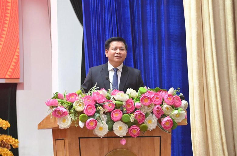 PGS.TS Đinh Văn Châu trình bày báo cáo đề dẫn Hội thảo.