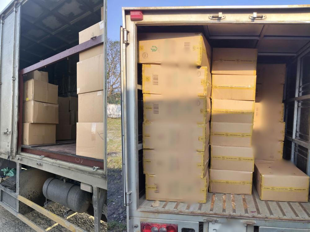 Lực lượng chức năng thu giữ 75 thùng thuốc lá giả tại xã Can Lộc khi đang phân phối cho các đại lý. Ảnh: CAHT.