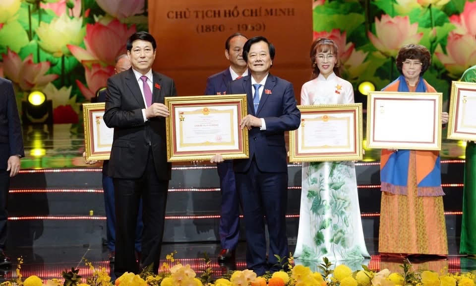 Chủ tịch nước Lương Cường trao danh hiệu Anh hùng Lao động cho&nbsp;Giáo sư, tiến sĩ, Thầy thuốc Nhân dân Tạ Văn Trầm.&nbsp;(ảnh: ĐHTV)