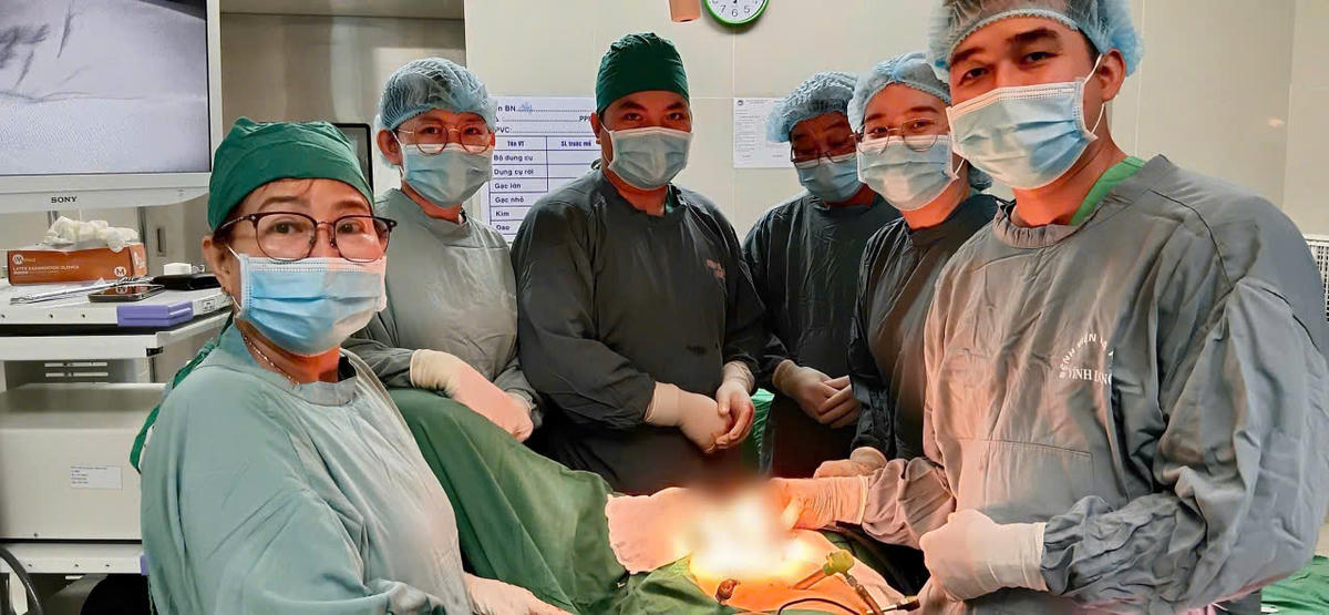 Ê-kíp bác sĩ Bệnh viện Đa khoa Vĩnh Long tiến hành phẫu thuật cho bệnh nhân. Ảnh Trung Ngãi
