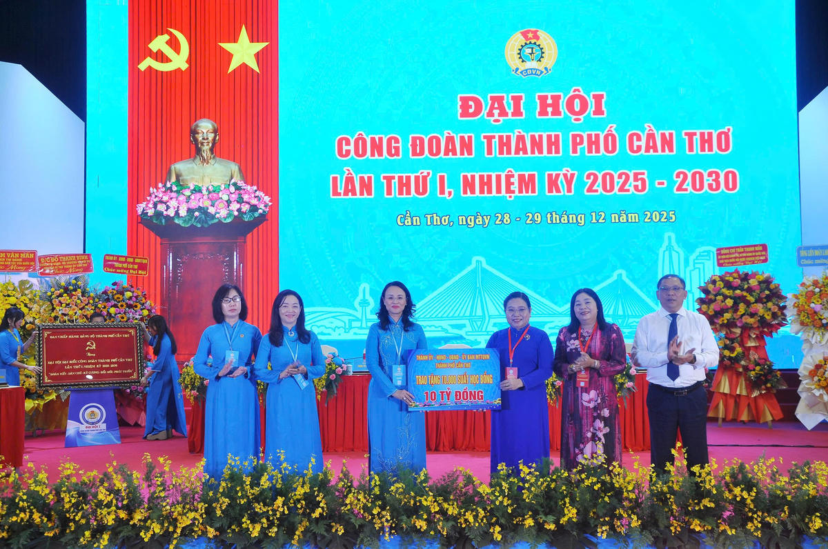 Bà Hồ Thị Cẩm Đào, Phó Bí thư Thành uỷ, Chủ tịch Uỷ ban MTTQ Việt Nam TP Cần Thơ thay mặt Thành ủy, HĐND, UBND, Ủy ban MTTQ Việt Nam thành phố tặng đoàn viên Công đoàn TP Cần Thơ 10.000 suất học bổng trị giá 10 tỷ đồng. Ảnh Văn Dương.&nbsp;