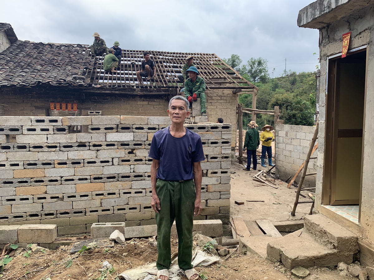 Niềm vui của ông Lê Đức Hoàn, khi được hỗ trợ các tổ chức đoàn thể và Nhân dân trong thôn đến hỗ trợ tháo dỡ, san lấp mặt bằng để xây dựng ngôi nhà mới.