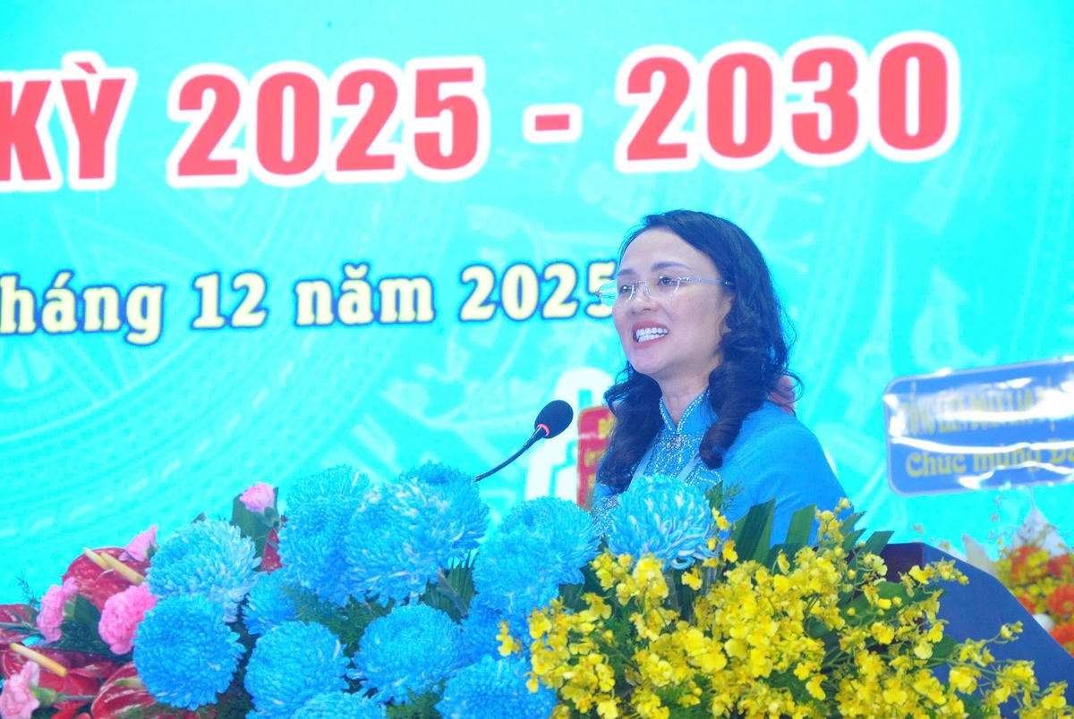 Bà Lê Thị Sương Mai, Phó Chủ tịch Uỷ ban MTTQ Việt Nam Tp Cần Thơ, Chủ tịch Liên đoàn Lao động phát biểu tại Đại hội.&nbsp;Ảnh Văn Dương 