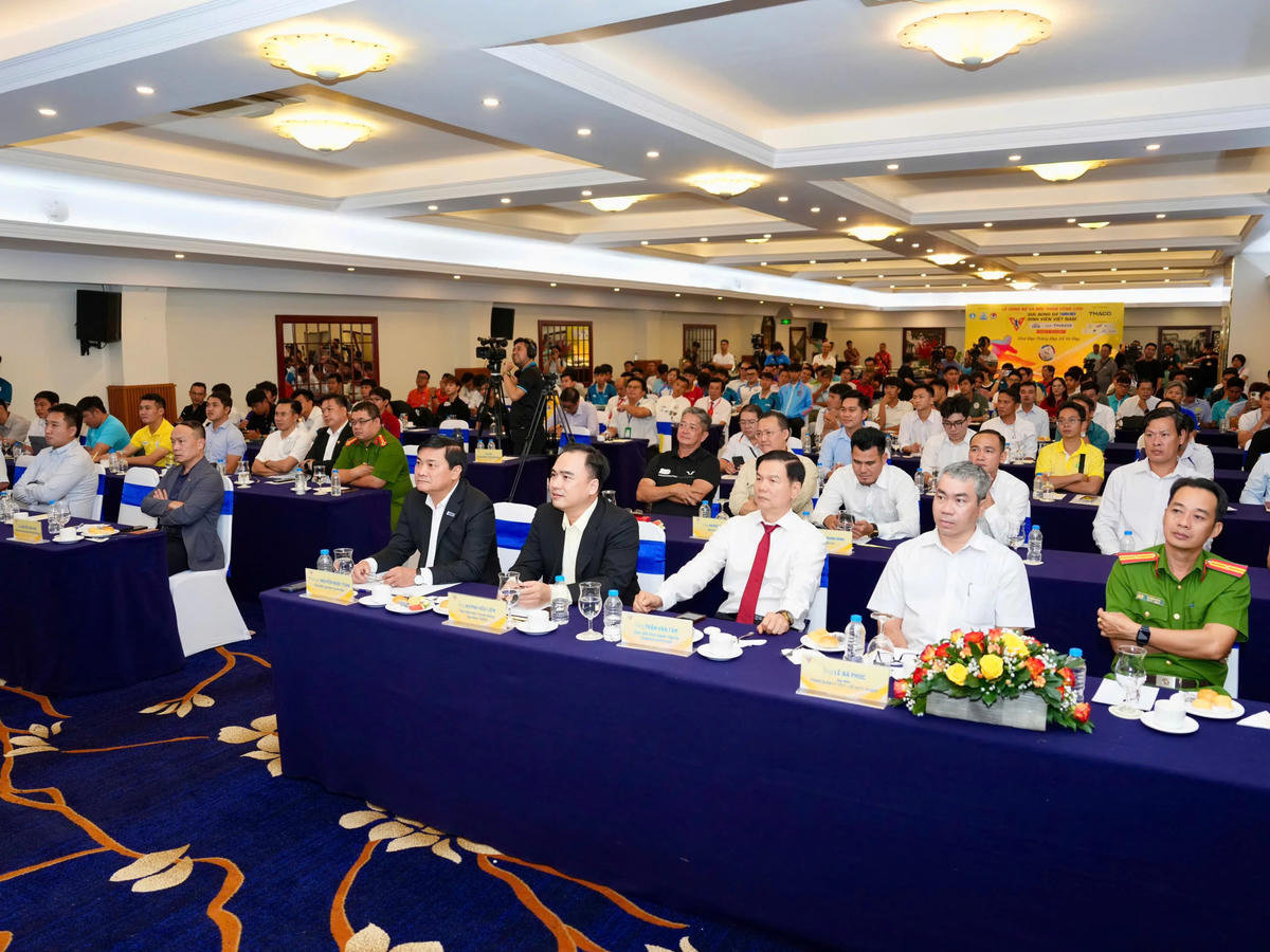 Đại diện cơ quan, ban ngành, các trường đại học, các đội bóng tham dự sự kiện. Ảnh: Đ.L