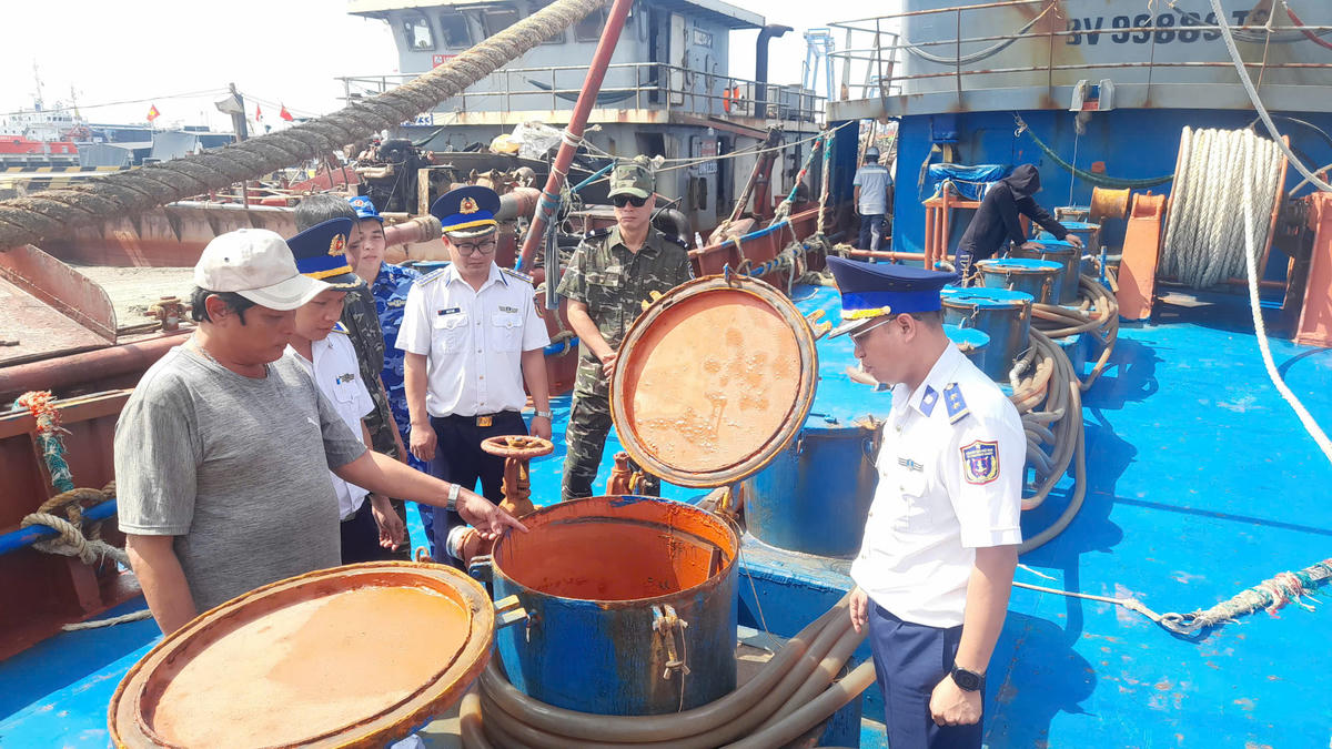 Kiểm tra tàu chở dầu trái phép. Ảnh: Định Thoan.