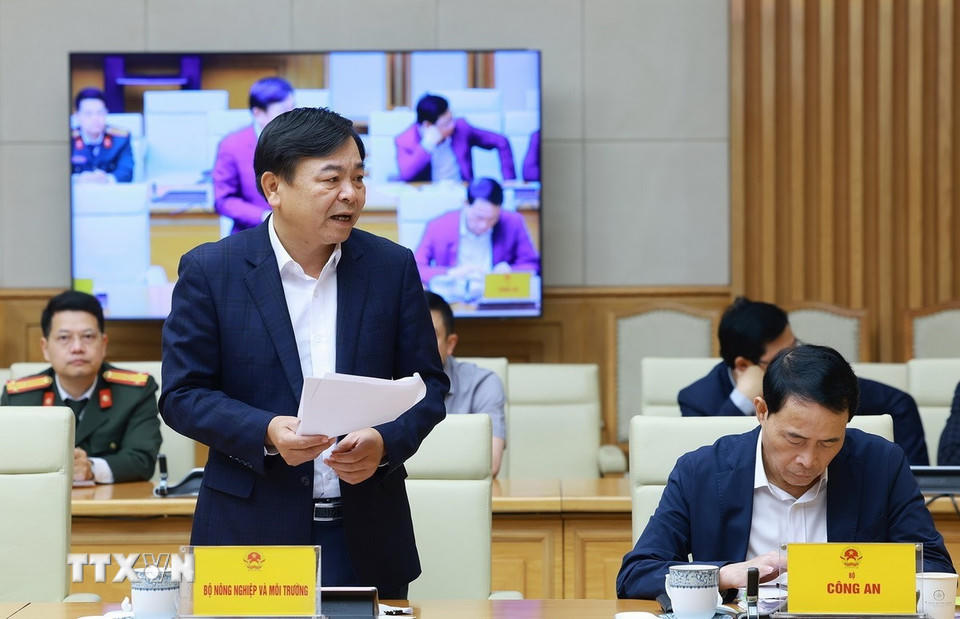 Thứ trưởng Bộ Nông nghiệp và Môi trường Nguyễn Hoàng Hiệp báo cáo triển khai xây dựng, sửa chữa nhà ở cho các gia đình có nhà bị thiệt hại do bão, lũ tại khu vực miền Trung. (Ảnh: Dương Giang/TTXVN)