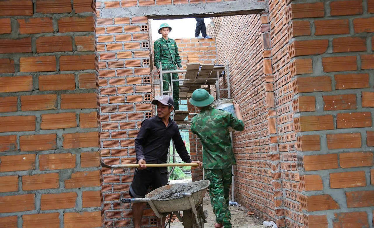 Thực hiện Chiến dịch Quang Trung, Bộ đội Biên phòng tỉnh Khánh Hòa được giao phối hợp hỗ trợ xây dựng 4 căn nhà cho các hộ dân bị thiệt hại nặng nề do mưa lũ. Ảnh: Văn Tân.