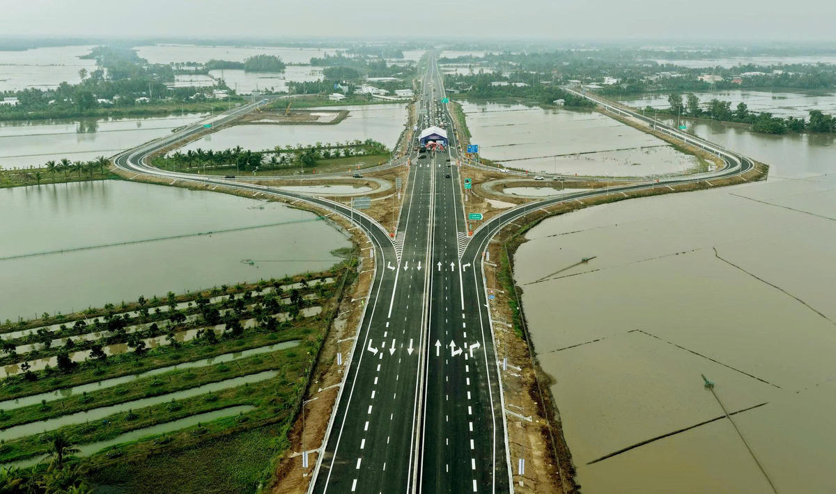 Cao tốc Cần Thơ Cà Mau mới được thông xe kỹ thuật, năm 2026 sẽ chính thức khai thác, đường về Cà Mau sẽ thuận lợi hơn. 
