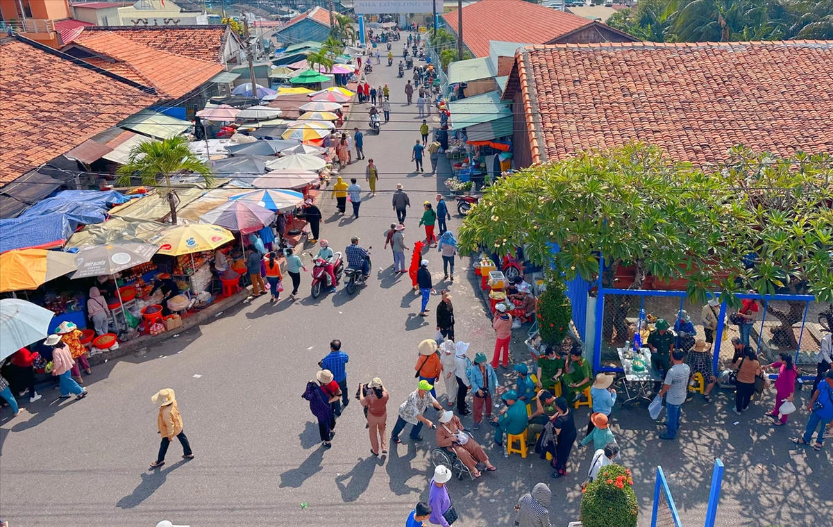 Lễ hội Trùng Cửu Nhà Lớn Long Sơn được tổ chức vào tháng 10 hàng năm tại Khu di tích Nhà Lớn Long Sơn. Ảnh: Tư liệu.