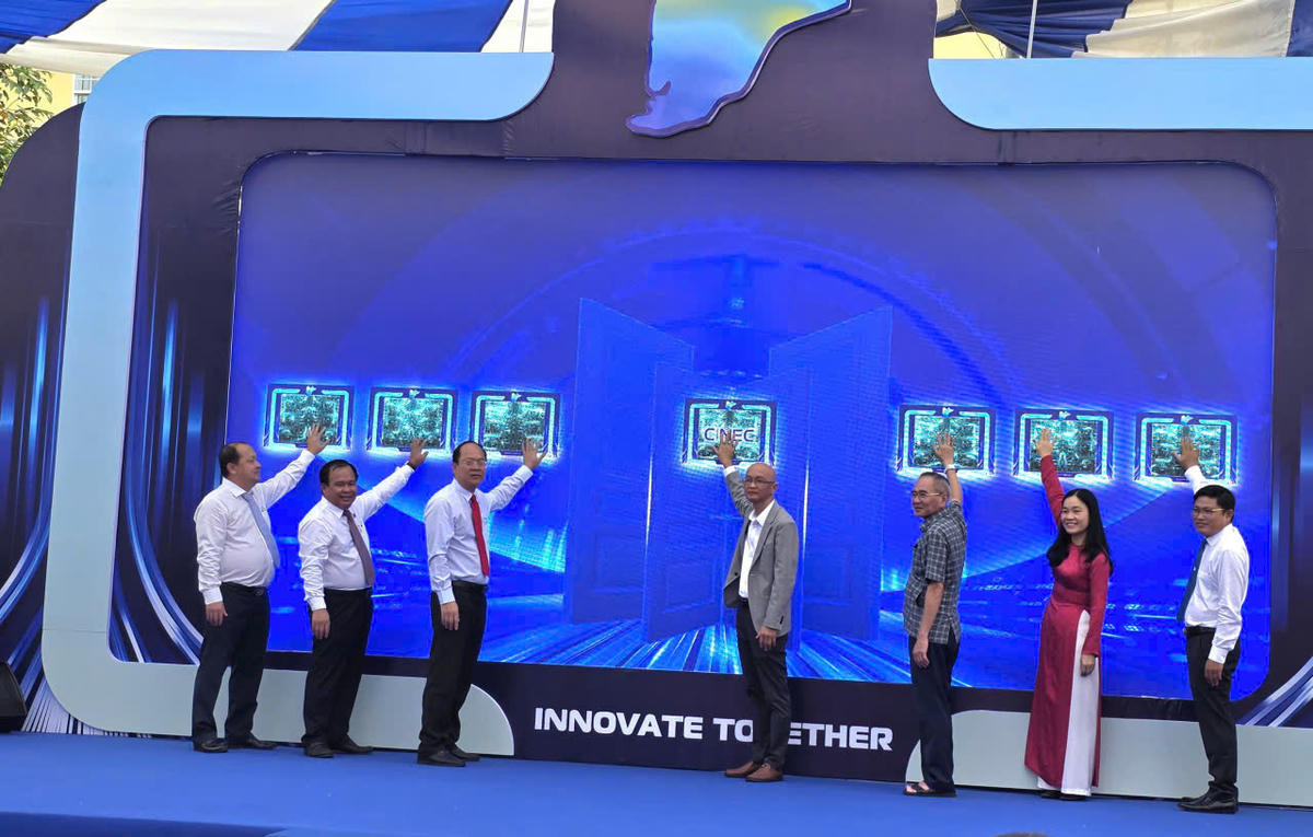 Lãnh đạo tỉnh Cà Mau thực hiện nghi thức bấm nút khai trương Trung tâm Khởi nghiệp và Đổi mới sáng tạo tỉnh Cà Mau. Ảnh: Nguyên Du.