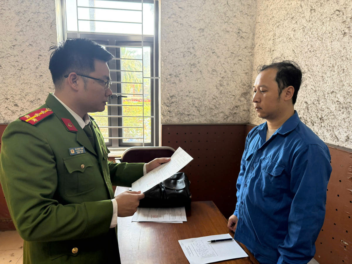 Cơ quan CSĐT Công an tỉnh Quảng Ninh thi hành Quyết định tố tụng đối với Nguyễn Thanh Tuấn. Ảnh: Công an tỉnh Quảng Ninh