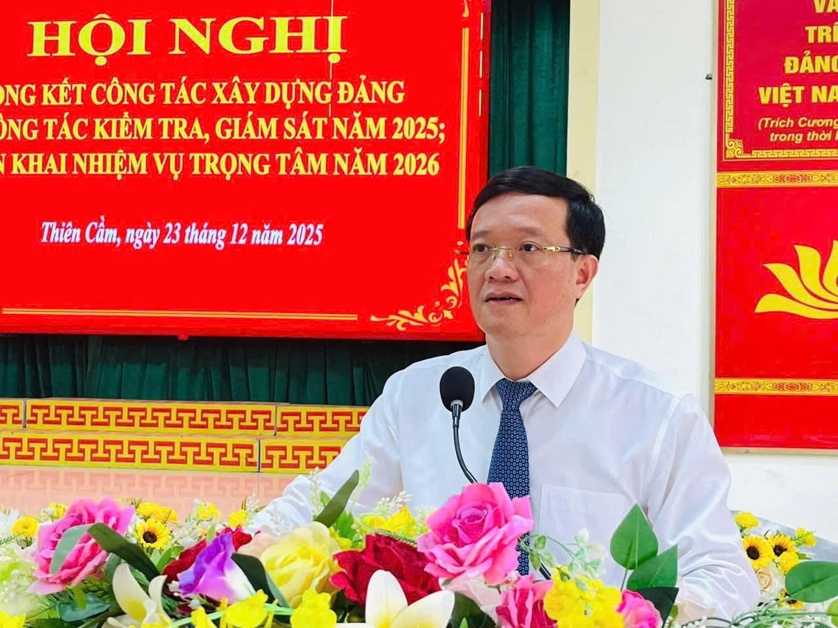 Ông Nguyễn Bá Đức, Bí thư Đảng ủy, Chủ tịch HĐND xã Thiên Cầm phát biểu tổng kết hội nghị.