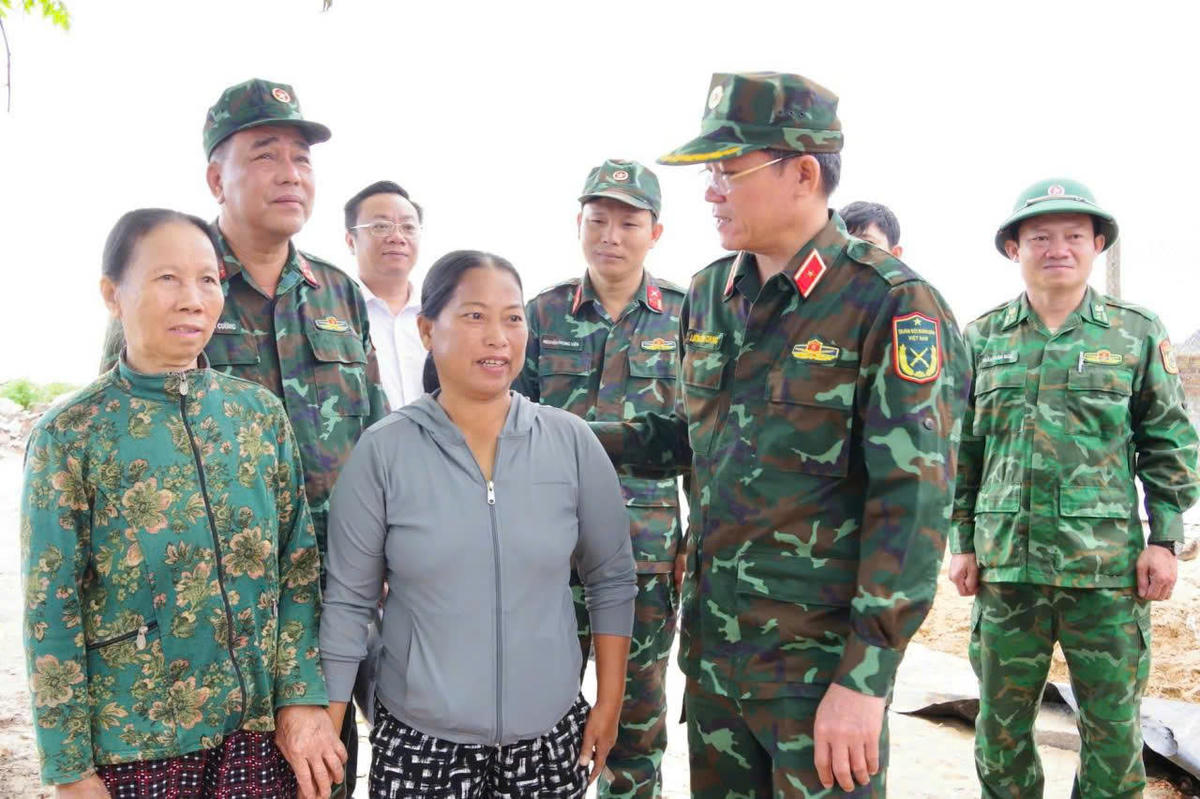 Thiếu tướng Lương Đình Chung thăm hỏi, động viên bà con. Ảnh: Văn Tân.