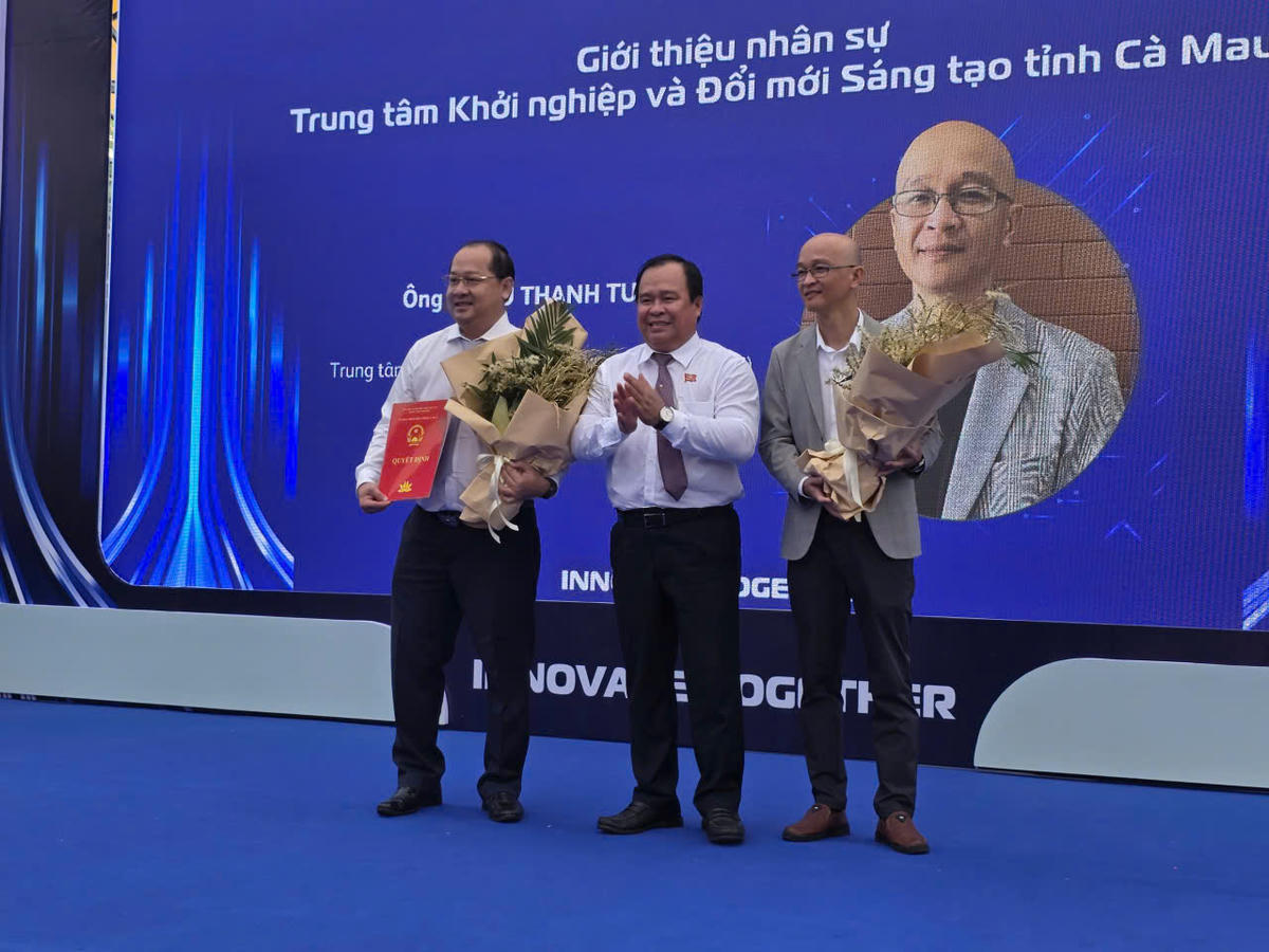 Phó chủ tịch UBND tỉnh Cà Mau Nguyễn Minh Luân trao Quyết định cho Ban lãnh đạo Trung tâm Khởi nghiệp và Đổi mới sáng tạo Cà Mau. Ảnh: Nguyên Du.