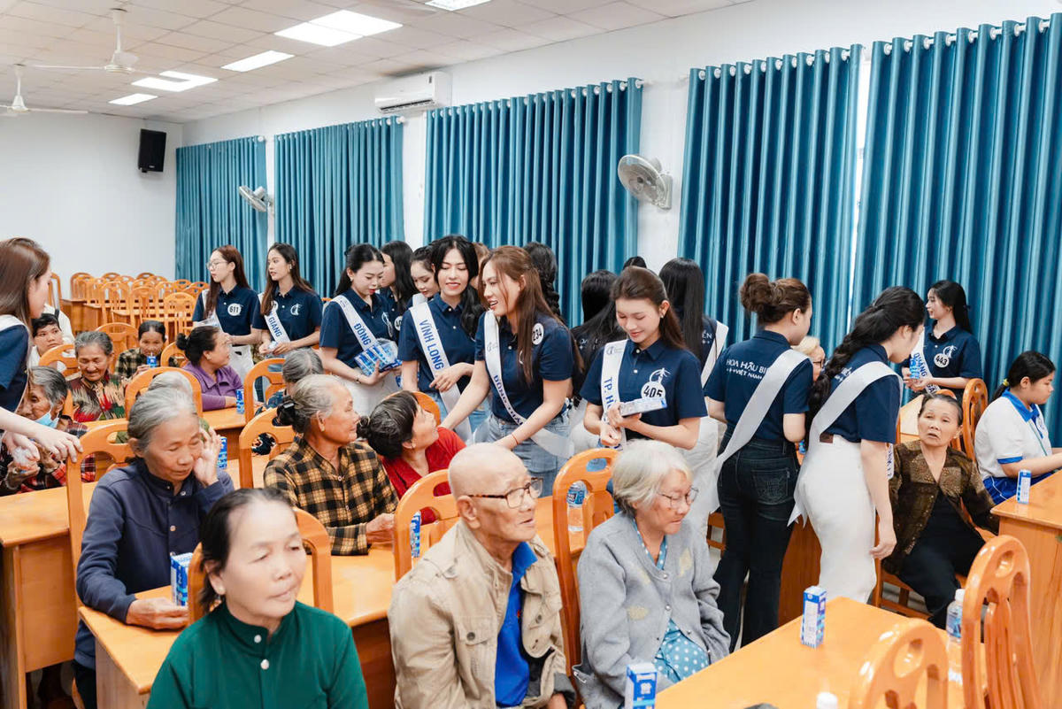 Không khí buổi thiện nguyện diễn ra trong sự chân thành., ấm áp và gần gũi giữa các thí sinh và người dân.
