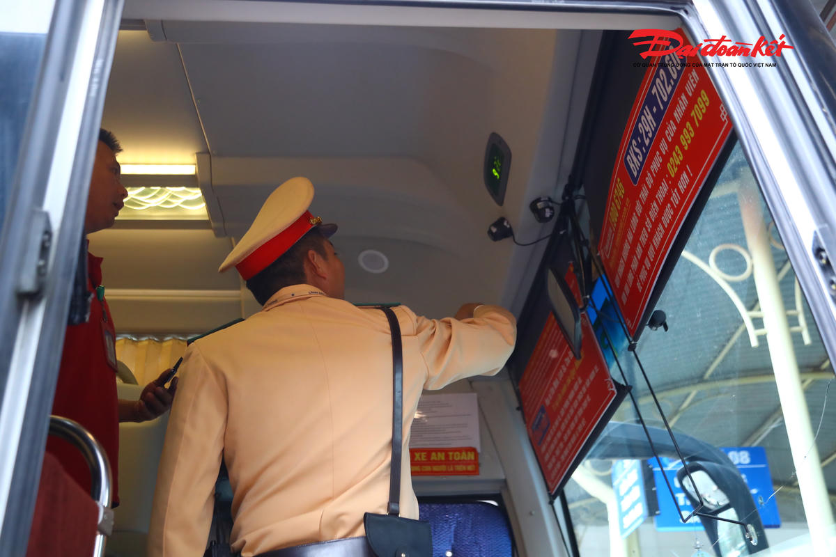 Ngoài việc test nhanh ma túy với tài xế xe khách, cảnh sát cũng tiến hành trích xuất camera hành trình từ các phương tiện vận tải hành khách để xử lý các lỗi vi phạm như: tài xế không thắt dây an toàn, mở cửa khi xe đang chạy, đón, trả khách dọc đường.... 