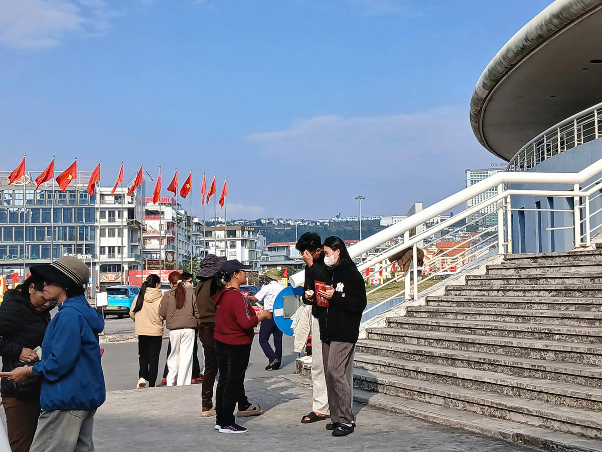 Người dân đến nhận vé miễn phí đều bị chặn hỏi bán lại vé.