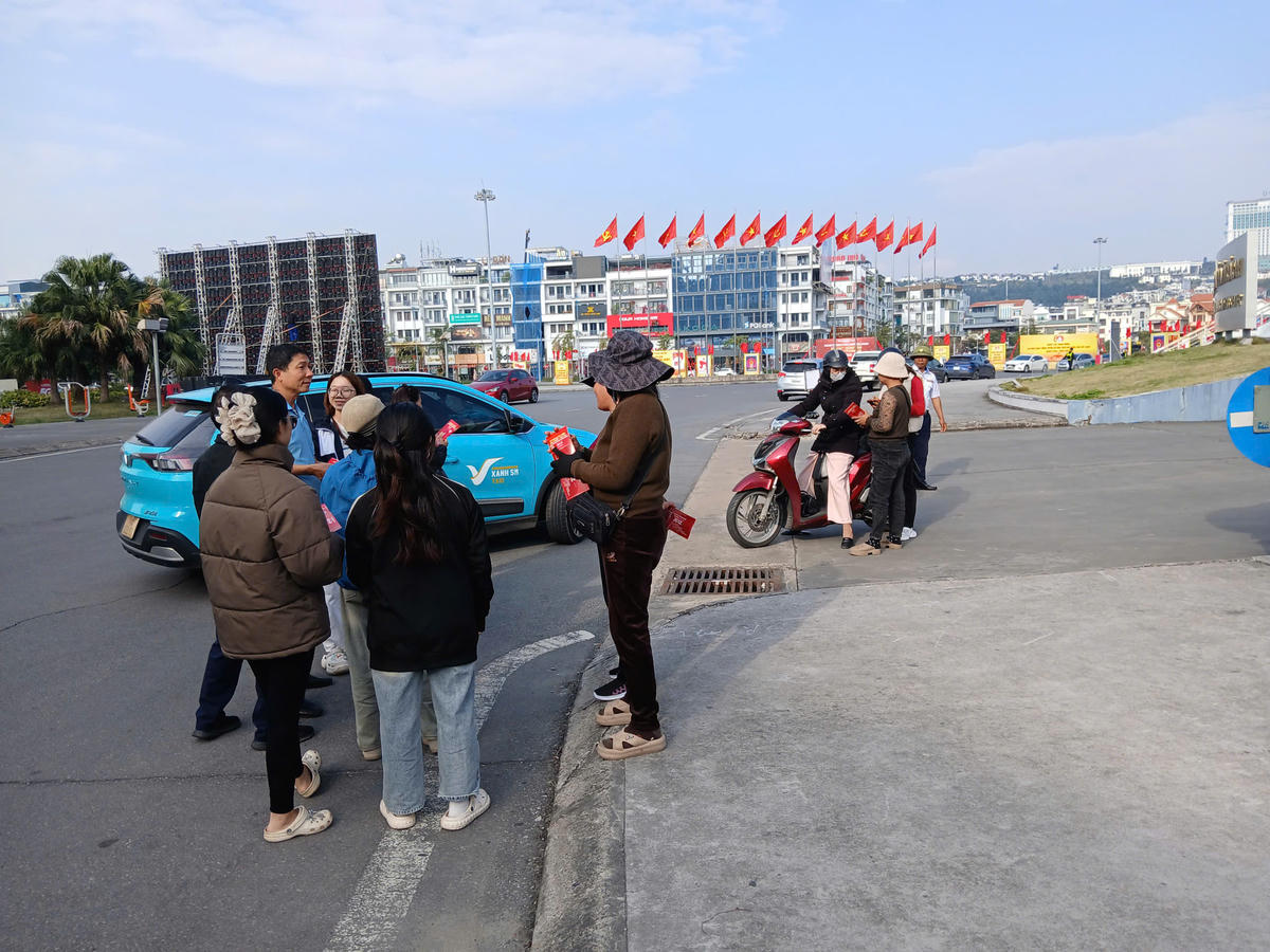 Nhóm người xuống đường rao bán vé công khai.